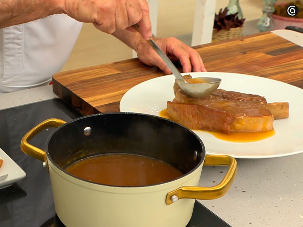 Añade un poco de salsa sobre la costilla de ternera