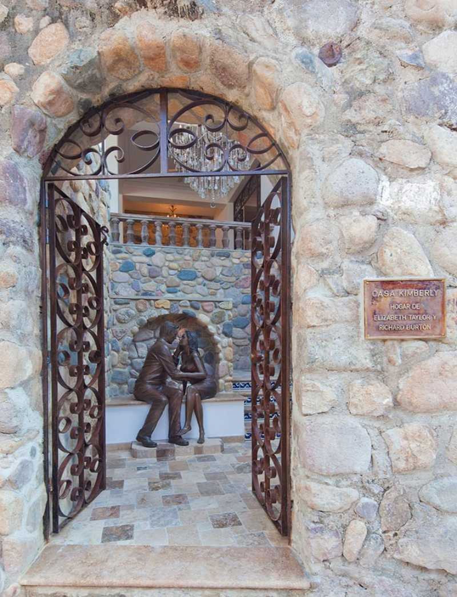 Estatua de bronce de Elizabeth Taylor y Richard Burton en la entrada de la Casa Kimberly Estatua de bronce de Elizabeth Taylor y Richard Burton en la entrada de la Casa Kimberly