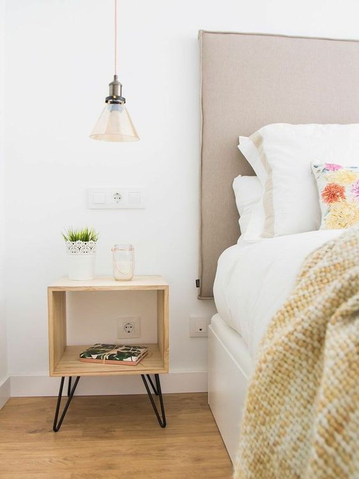 dos camas habitacion pequena mesilla pequena 4