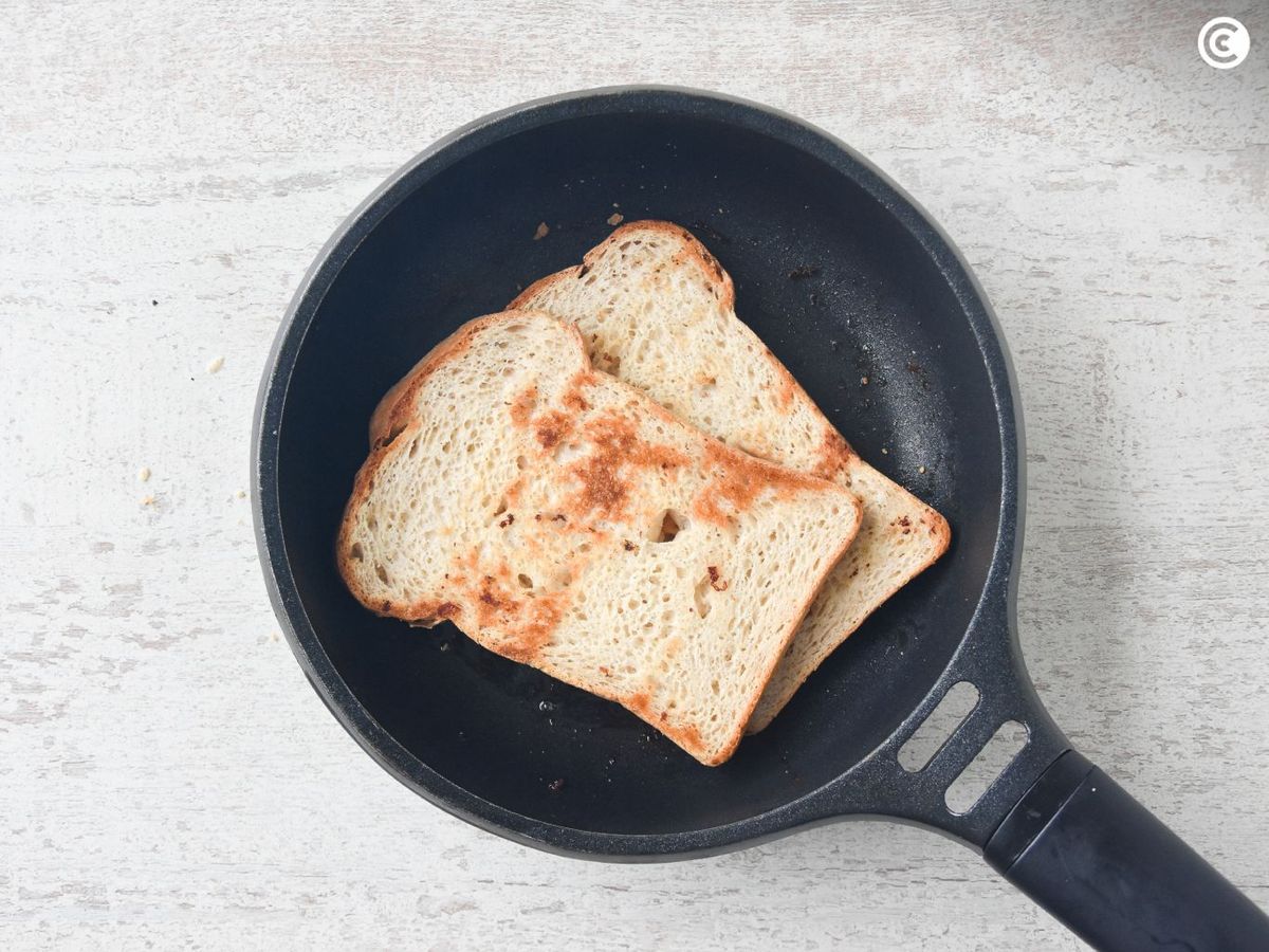 Tostar el pan para el BLT sándwich