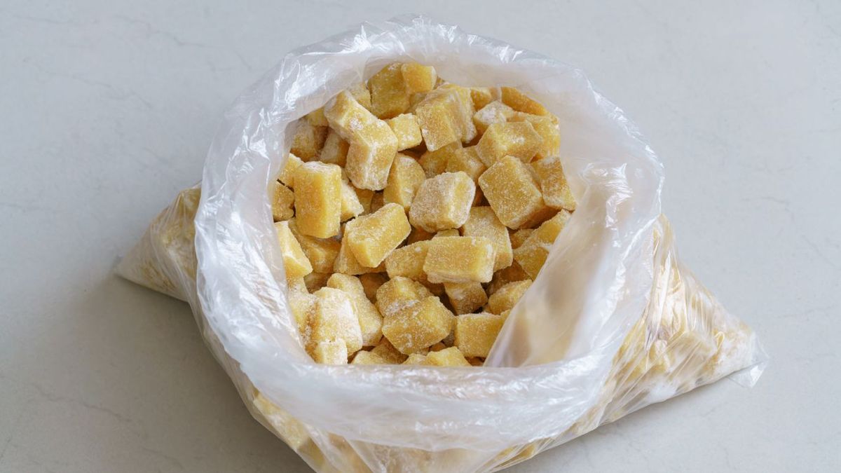 Tofu congelados en dados