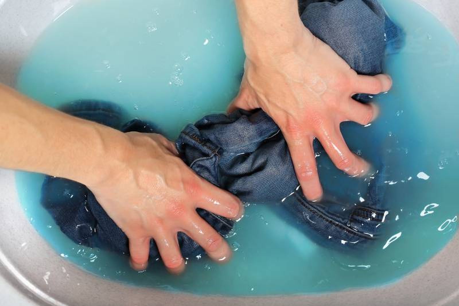 Lava tu ropa con regularidad para evitar que las manchas se fijen a las fibras Lava tu ropa con regularidad para evitar que las manchas se fijen a las fibras