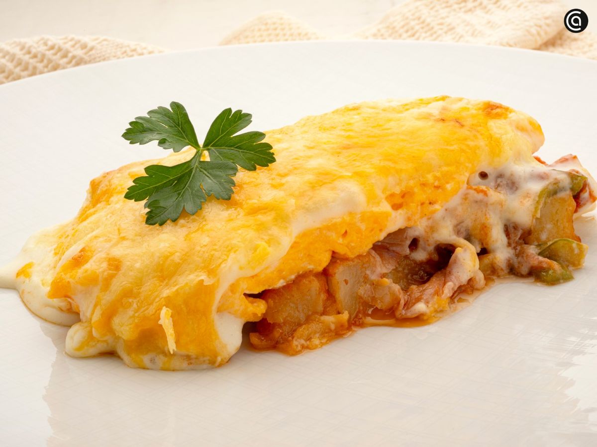 Tortillas alemanas, una receta gratinada con capas de patatas, pimientos, jamón y bechamel