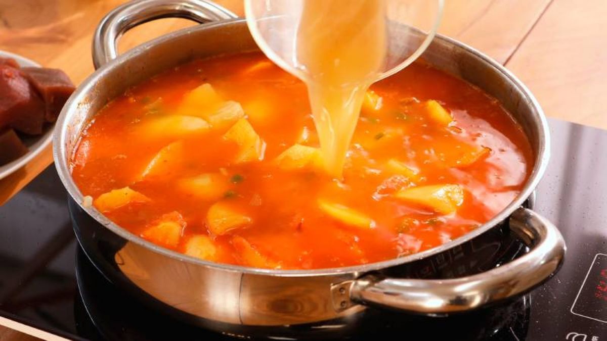La mezcla de patatas y caldo de pescado es esencial para lograr la textura perfecta del marmitako