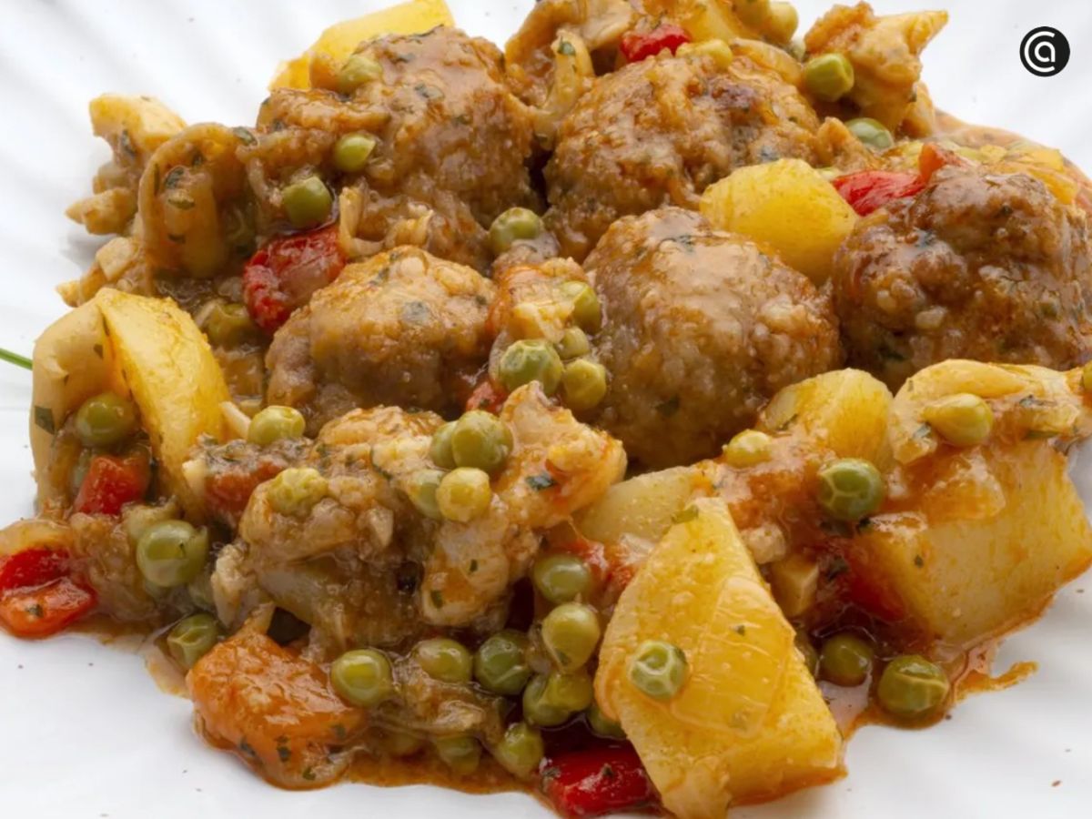 Sepia con guisantes y albóndigas, una combinación tradicional del Mediterráneo que une productos de mar y de tierra.