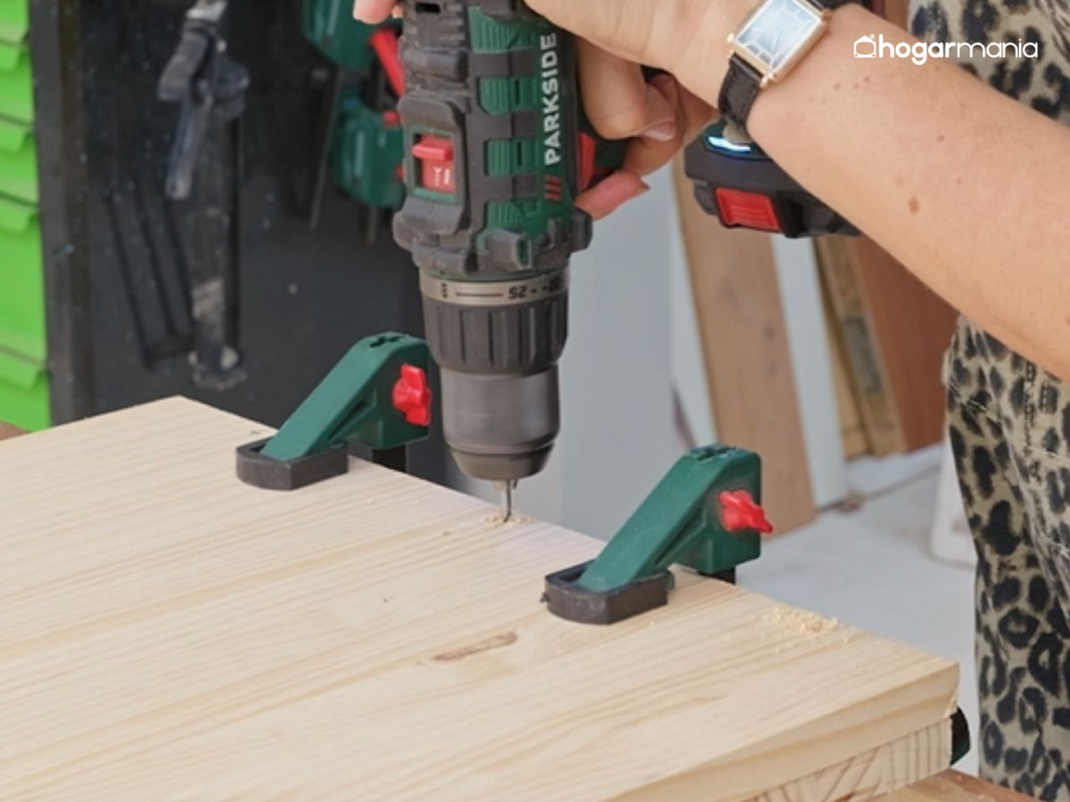 Perforamos con cuidado los agujeros guía en las esquinas.