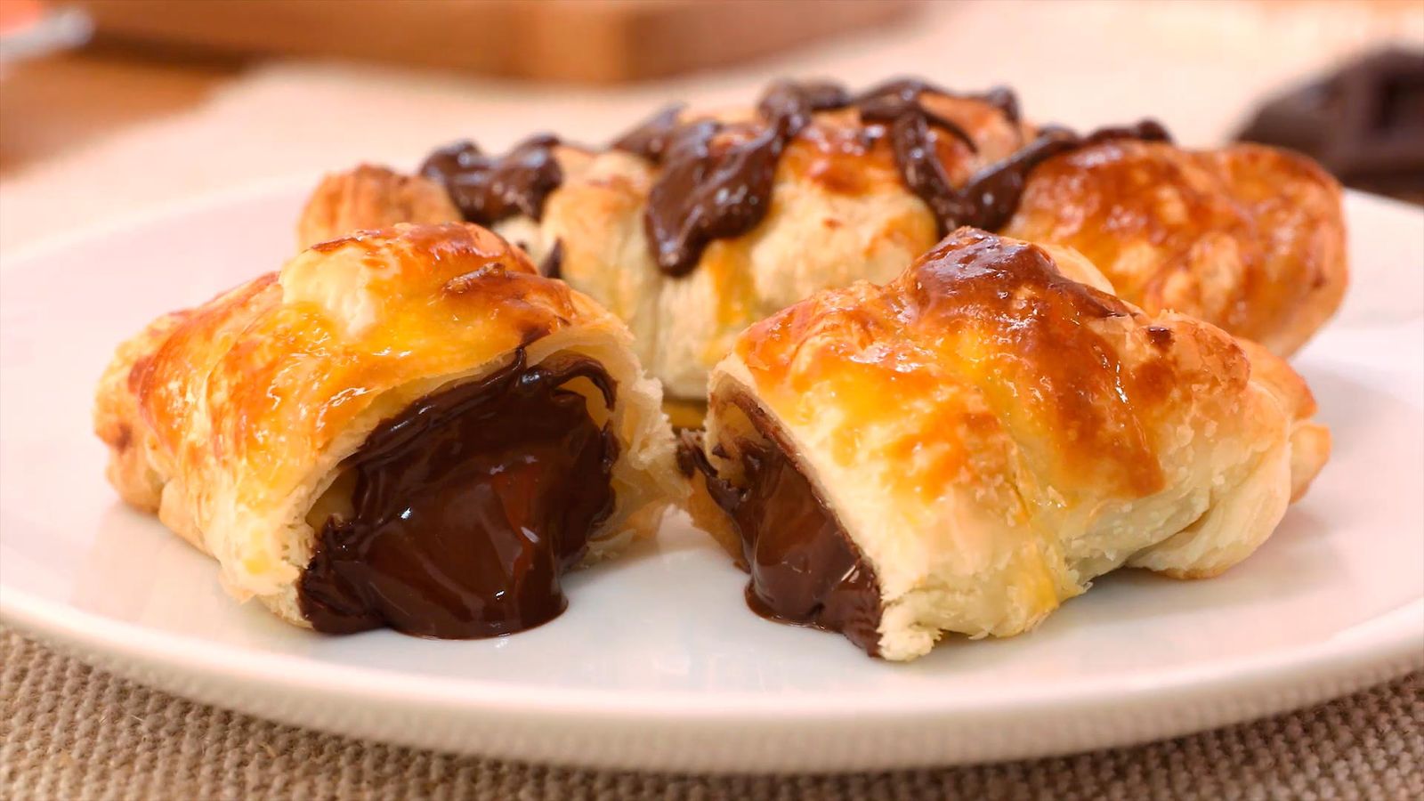 Croissants rellenos de chocolate 