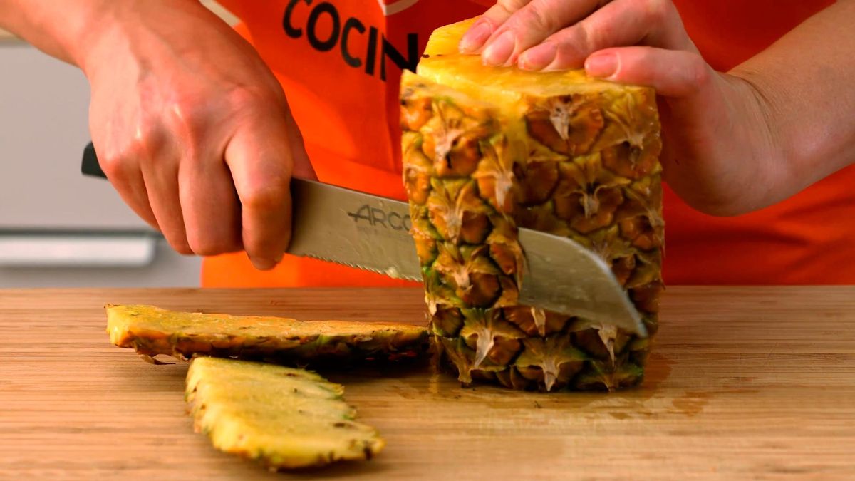 Como hacer piña en almibar   paso 1