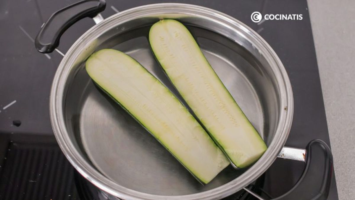 Cocer el calabacín cortado por la mitad