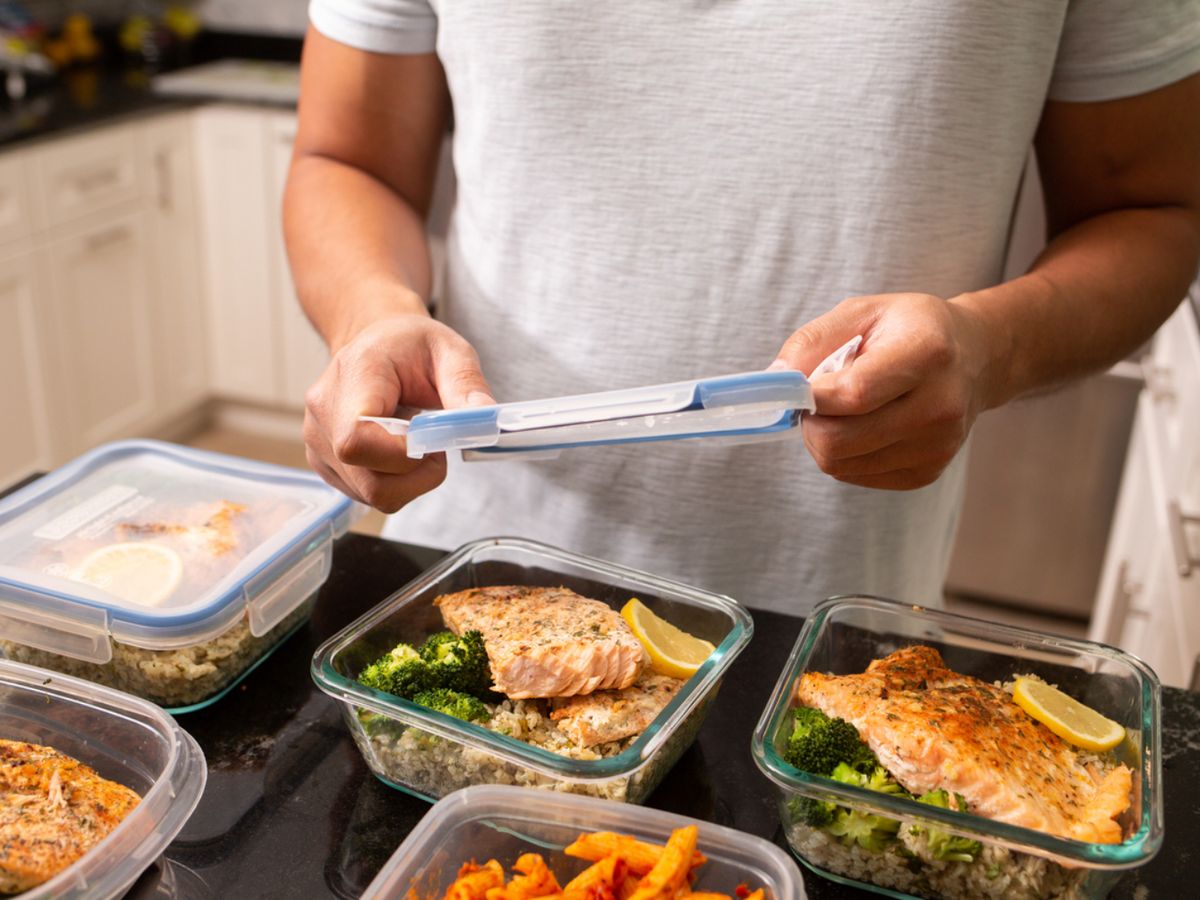 Usar recipientes herméticos ayuda a conservar mejor la comida y evitar contaminaciones.