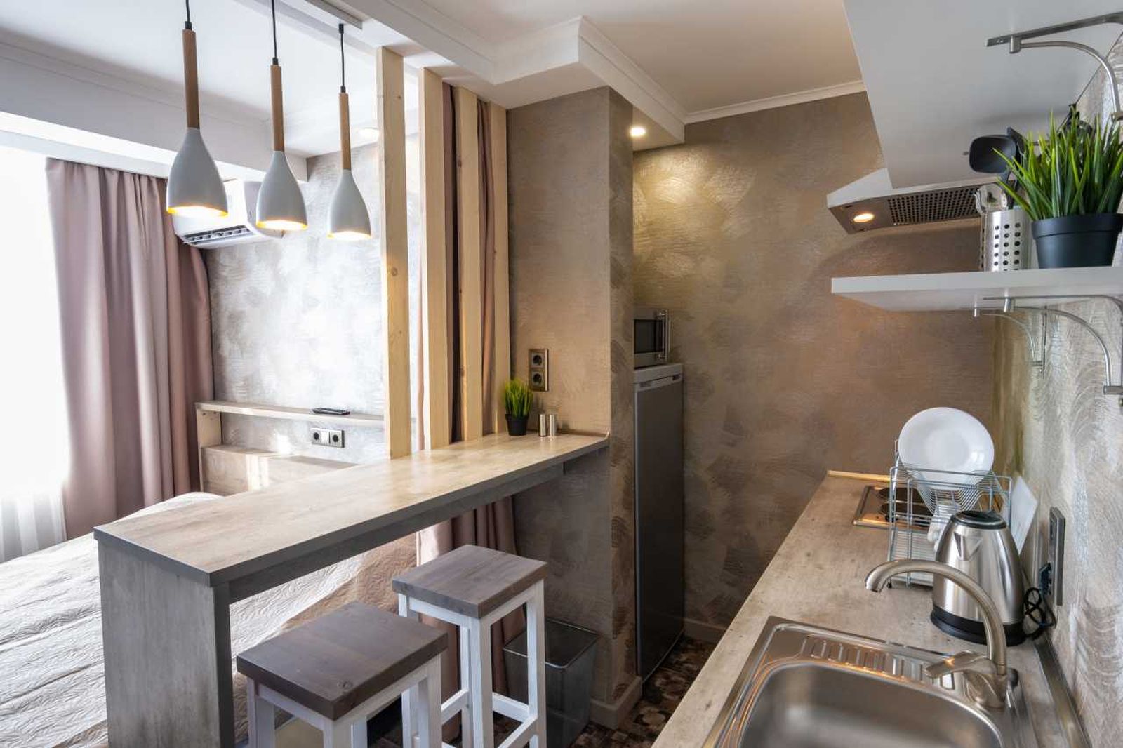 Estudio pequeño con decoración moderna.