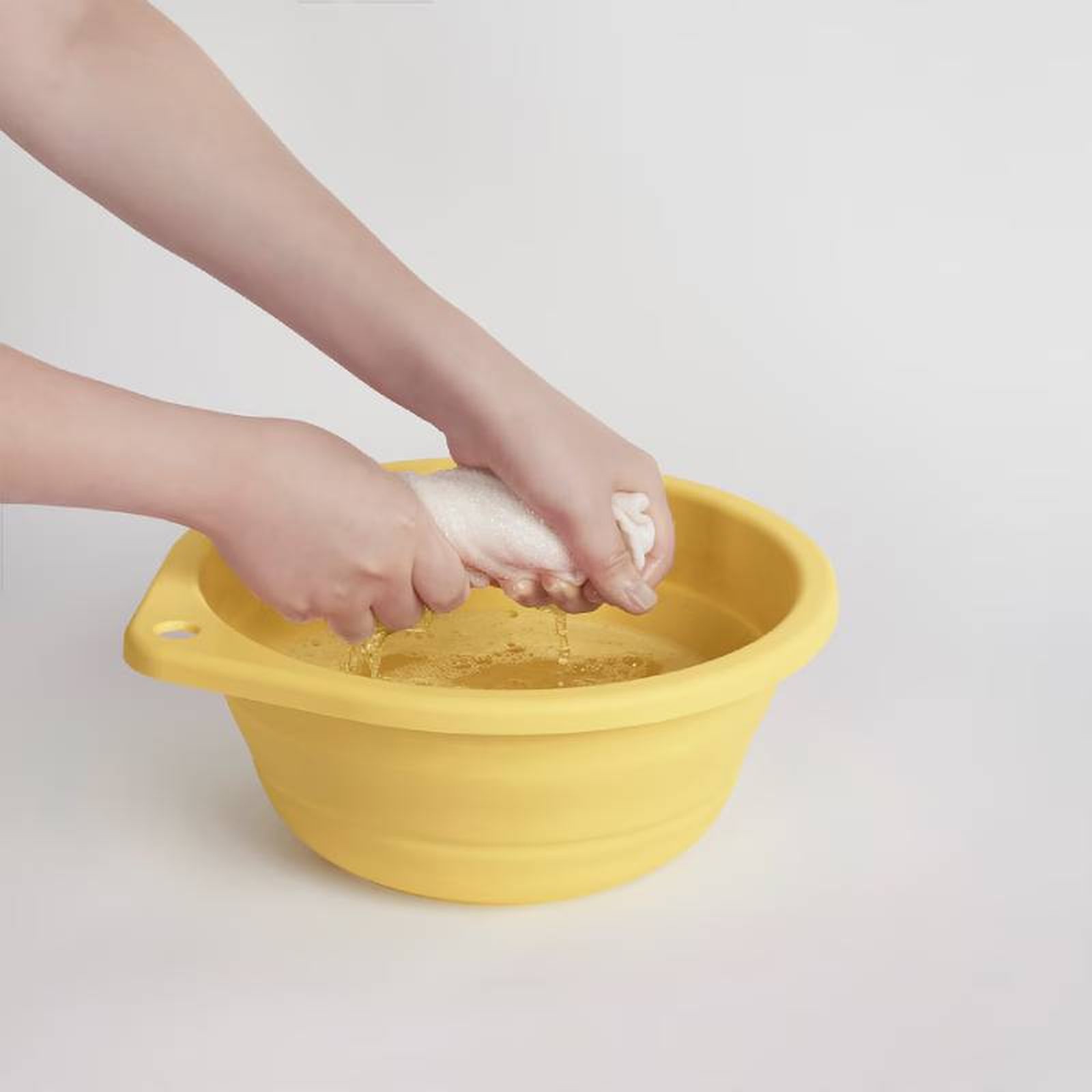 Cubo de silicona amarillo Pepprig de Ikea.