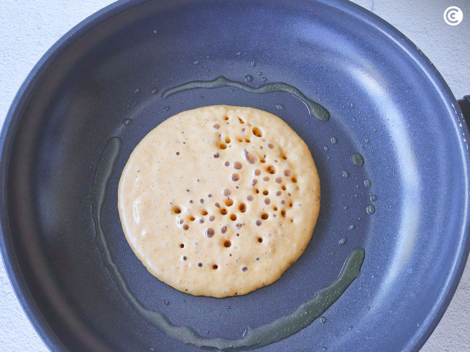 Dorar las tortitas de calabaza en la sartén Dorar las tortitas de calabaza en la sartén