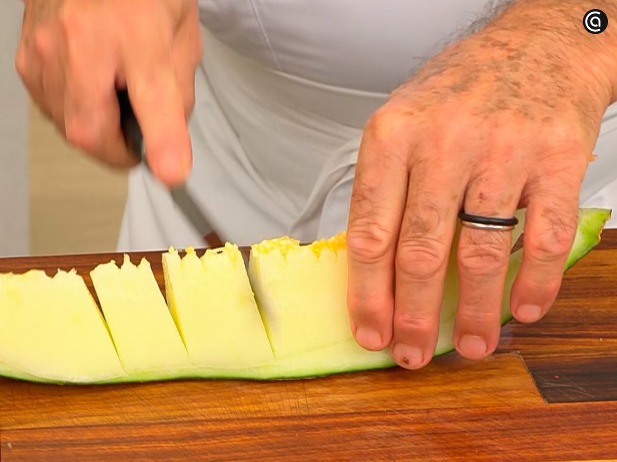 Trocea el melón y el salmón en dados