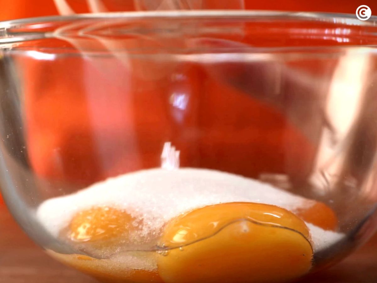 Mezclar las yemas con el azúcar