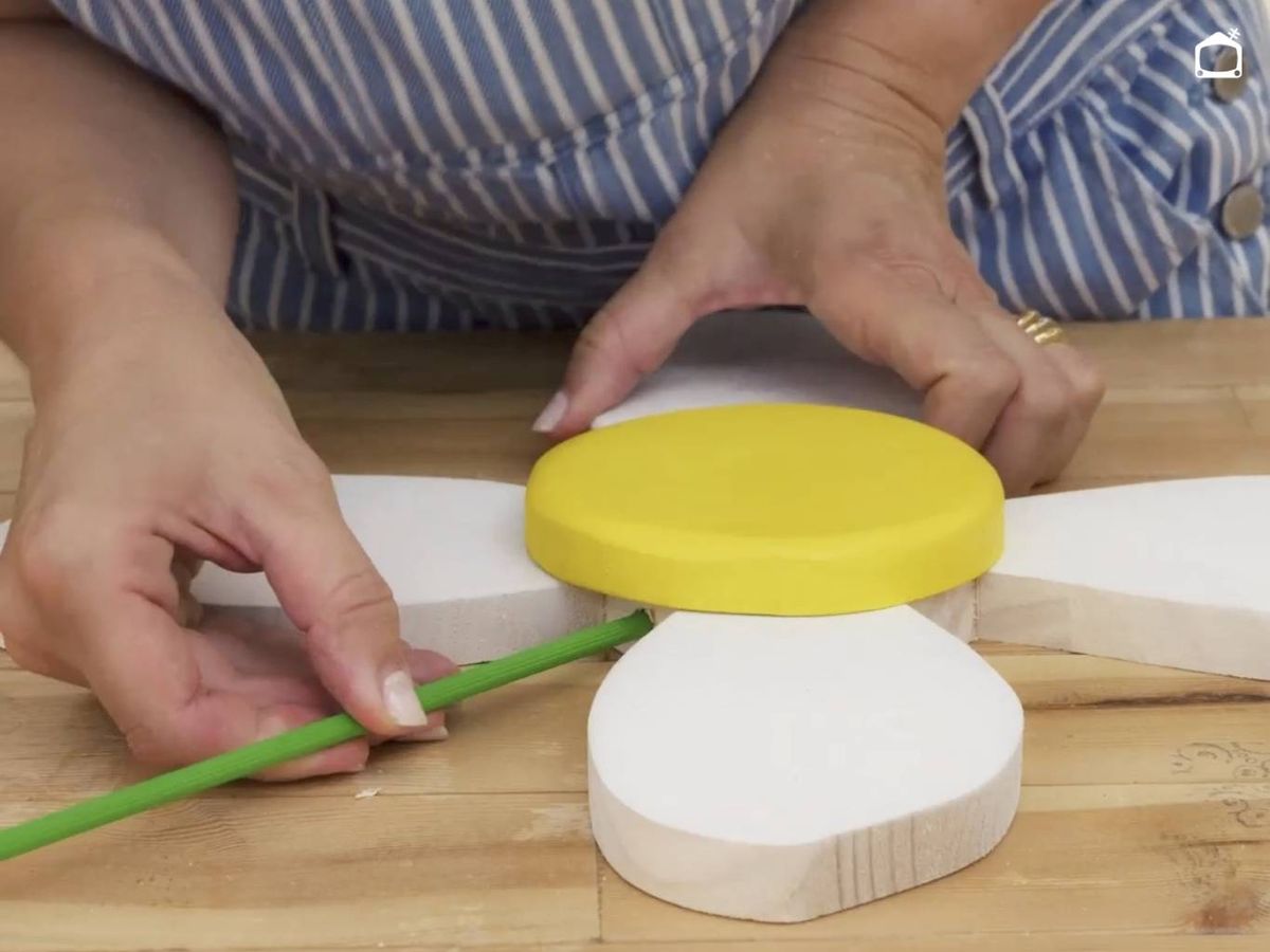 Pintamos la flor de madera con spray y ensamblamos las piezas.
