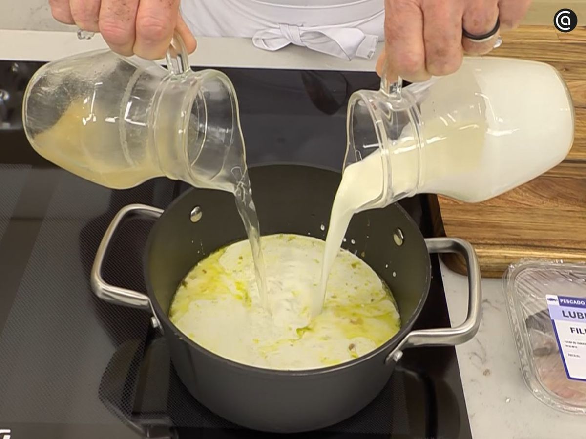 Añade la nata y el caldo