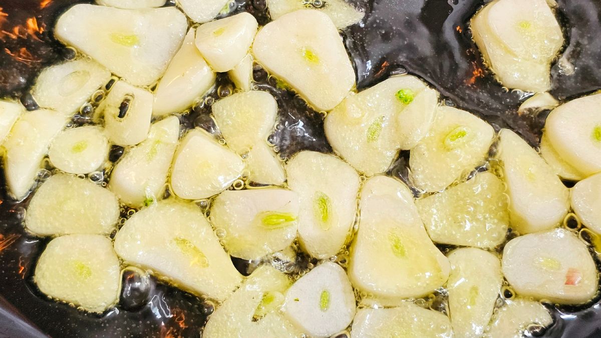 El ajo debe dorarse a fuego medio, sin llegar a tostarse, para que aporte sabor sin amargar.