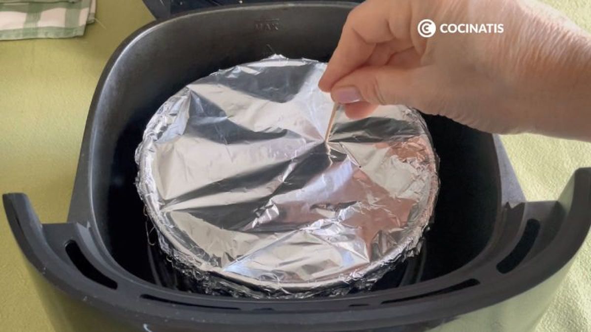 Agujereamos el papel de aluminio con el que cubrimos la tarta