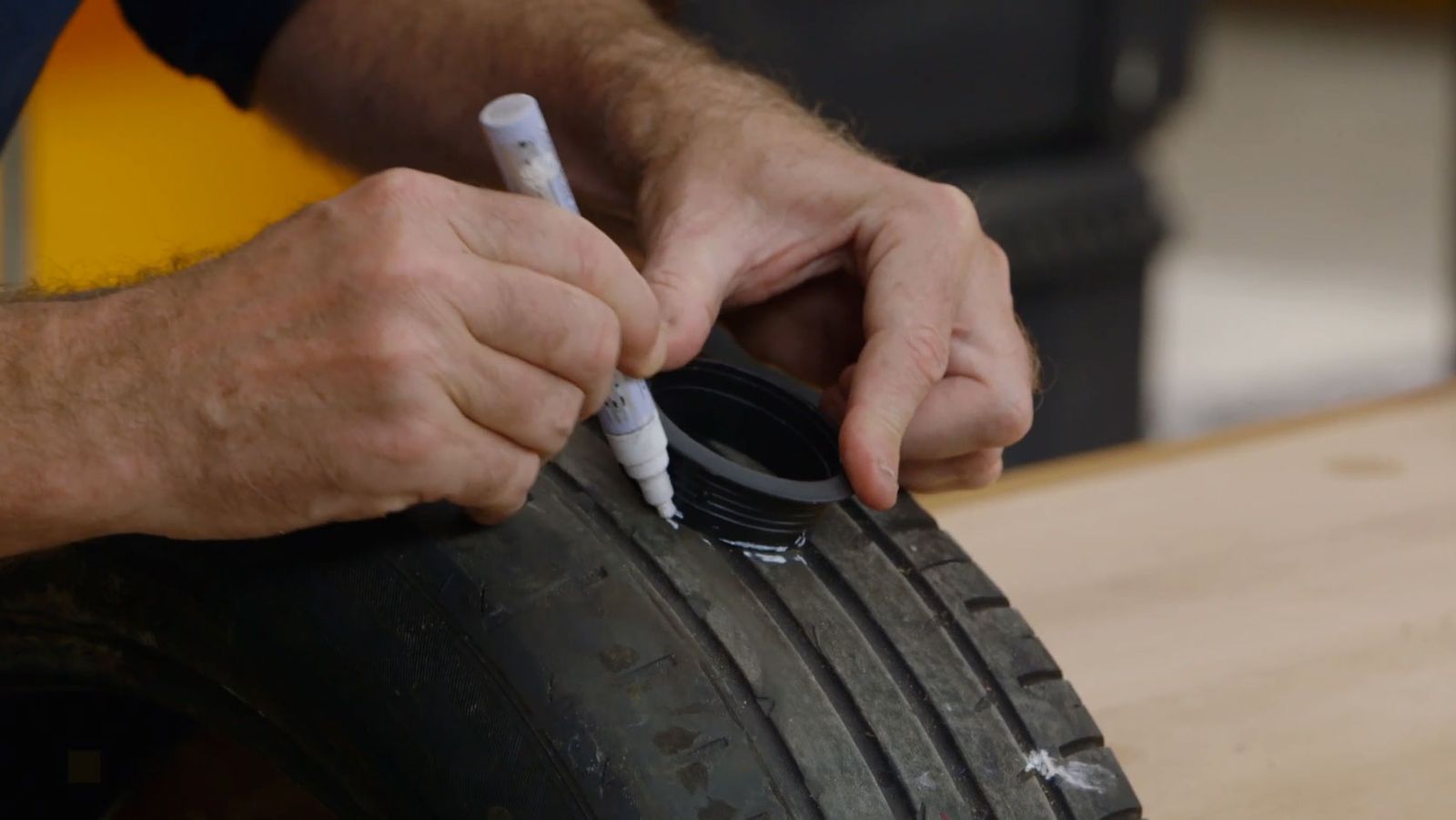 Cómo hacer un paragüero con un neumático paso 1 Cómo hacer un paragüero con un neumático paso 1