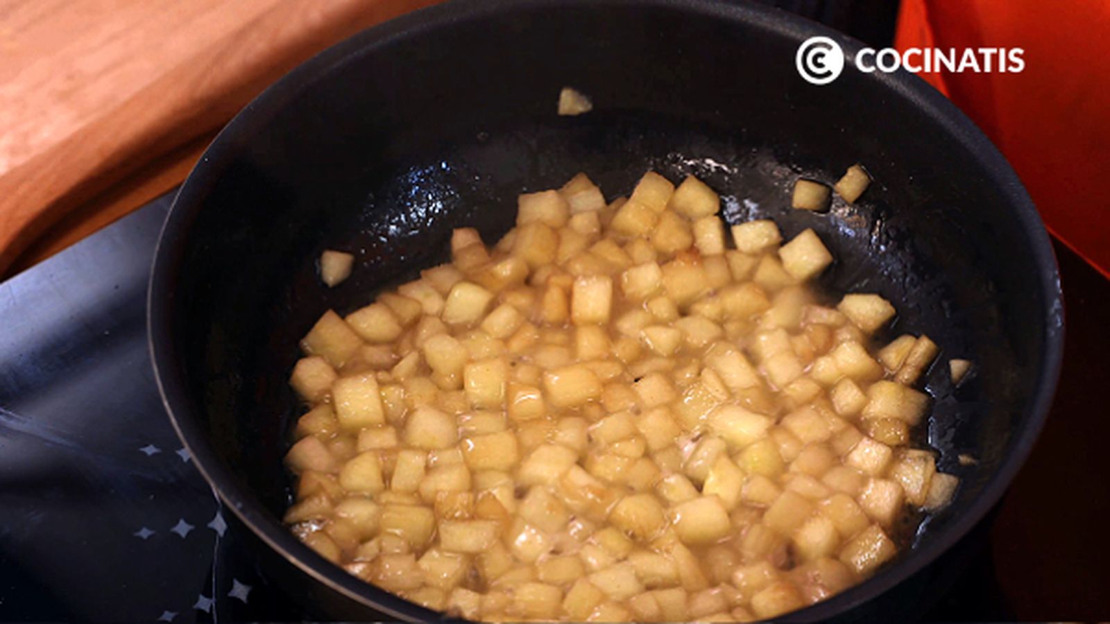 Cocina la manzana con el azúcar y la mantequilla en una sartén CTIS0692 receta terrinas foie y manzana paso 2