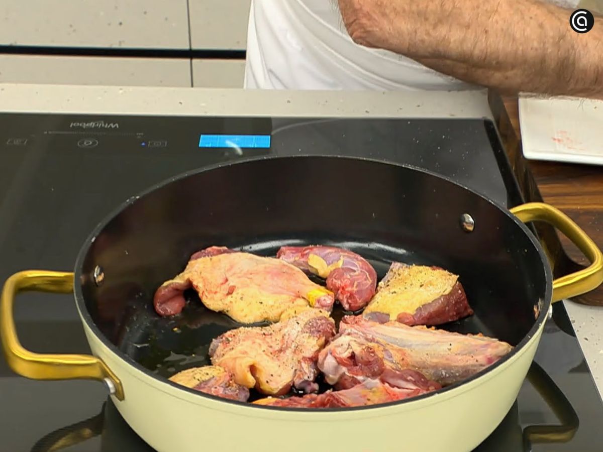 Dora el pato por todos lados en una cazuela con un poco de aceite