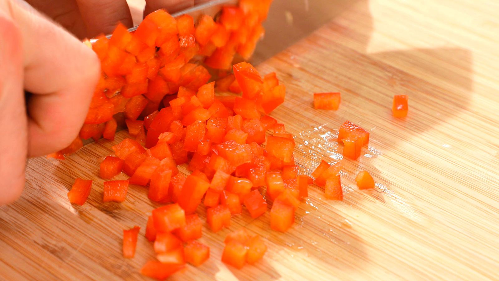 Pica el pimiento rojo Cómo hacer salsa de pico de gallo Paso 1
