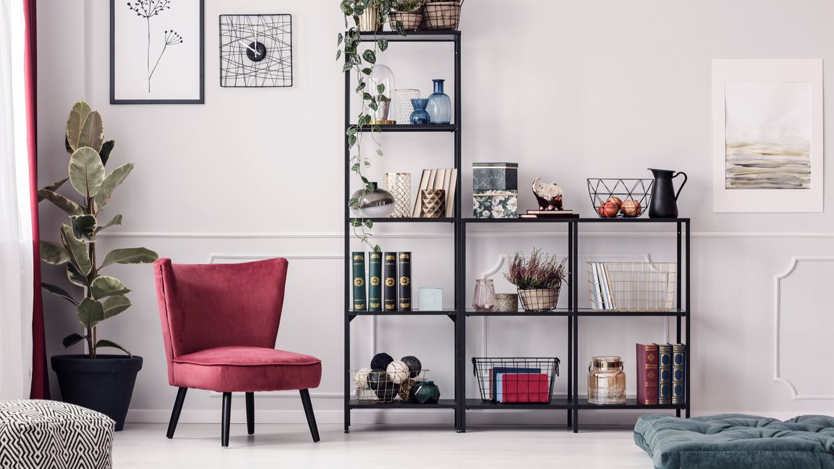 Añade estanterías o cortinas para decorar a tu gusto