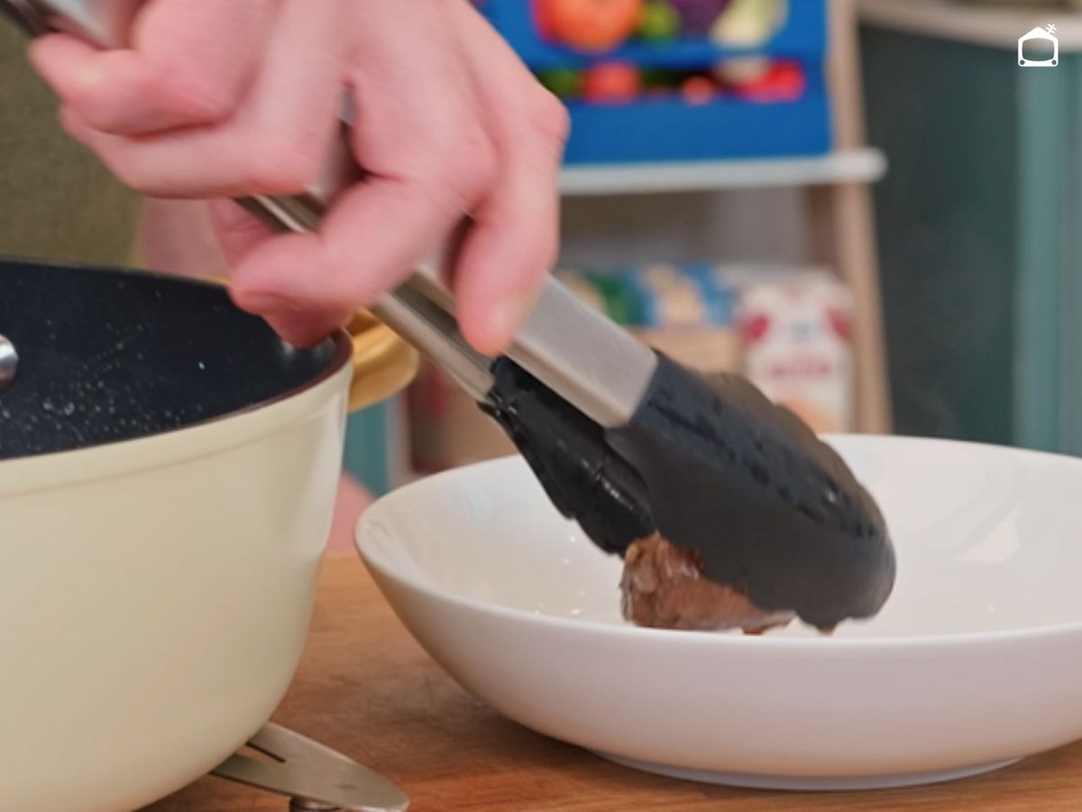 Cuando las costillas ya están en su punto, se retiran para trabajar la salsa aparte.