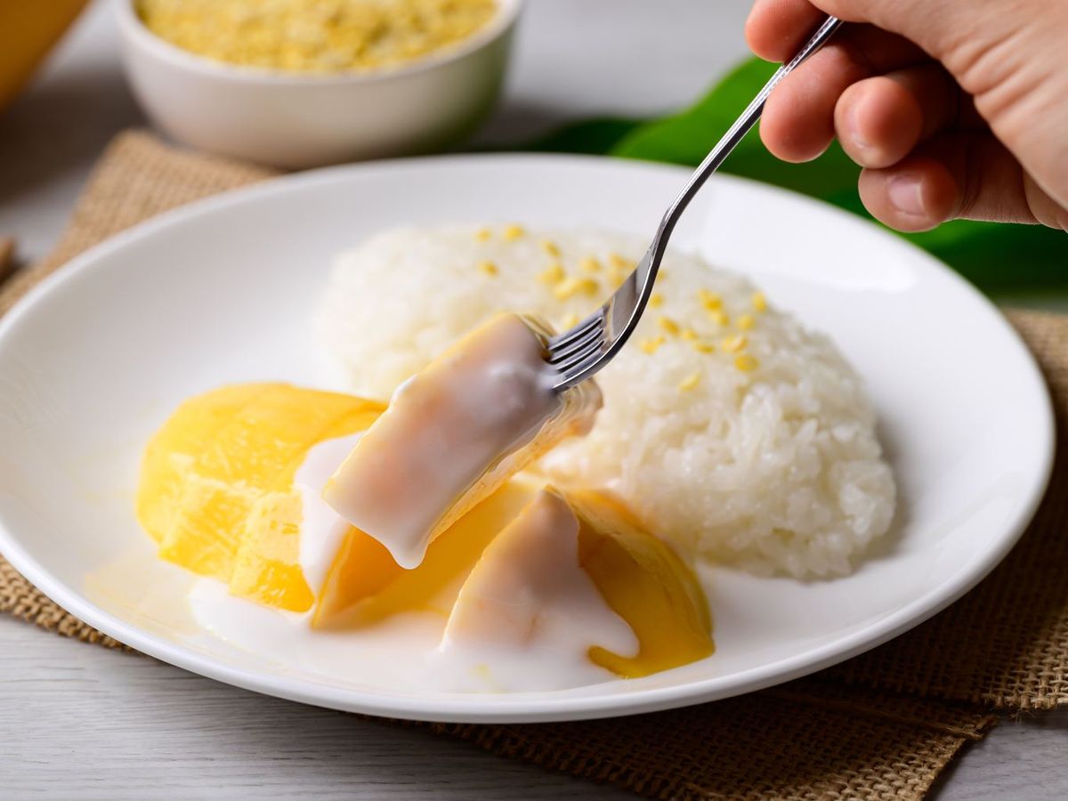 postre popular que se sirve junto con mango fresco