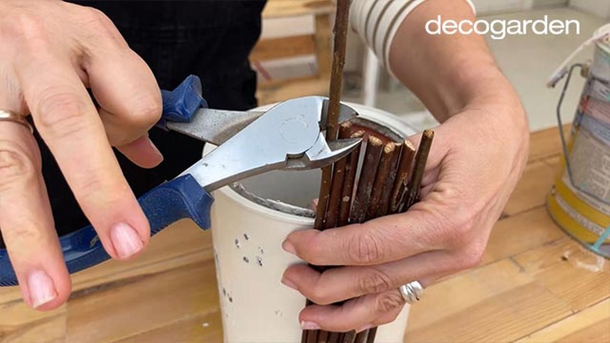 como hacer una maceta reciclando bote pintura paso 3