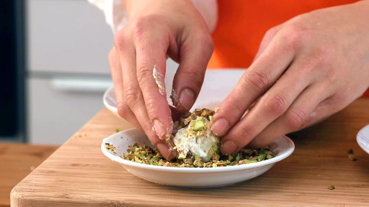 Bombones salados de queso y pistachos  paso 4