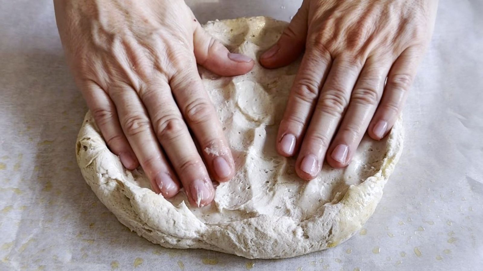 Estirar la masa de pizza con las manos (sin rodillo)