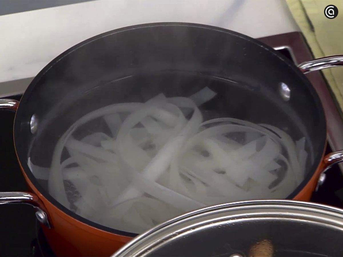 Cuece los fideos de arroz
