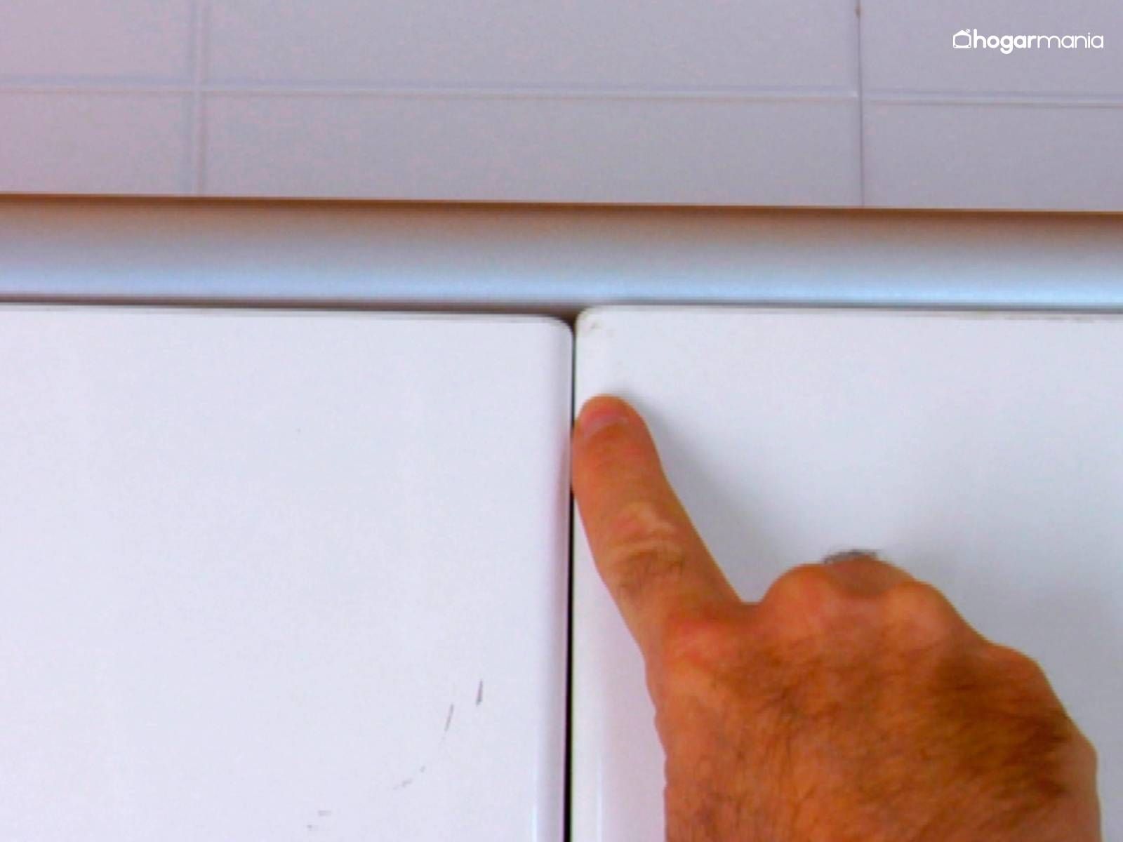 Cómo regular una bisagra de cazoleta