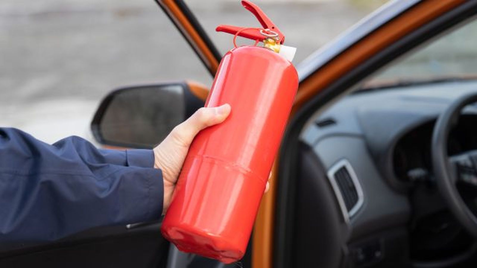 cosas que no deben faltar en tu coche si sufres un accidente averia en carretera en verano cosas que no deben faltar en tu coche si sufres un accidente averia en carretera en verano