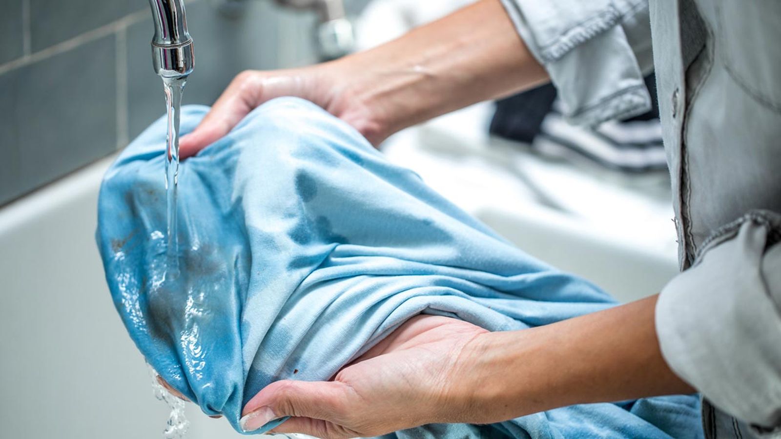 como eliminar las manchas de sangre seca reciente ropa