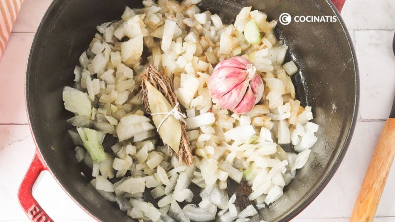 Pochamos la cebolla junto con el ajo y las hierbas Pochamos la cebolla junto con el ajo y las hierbas