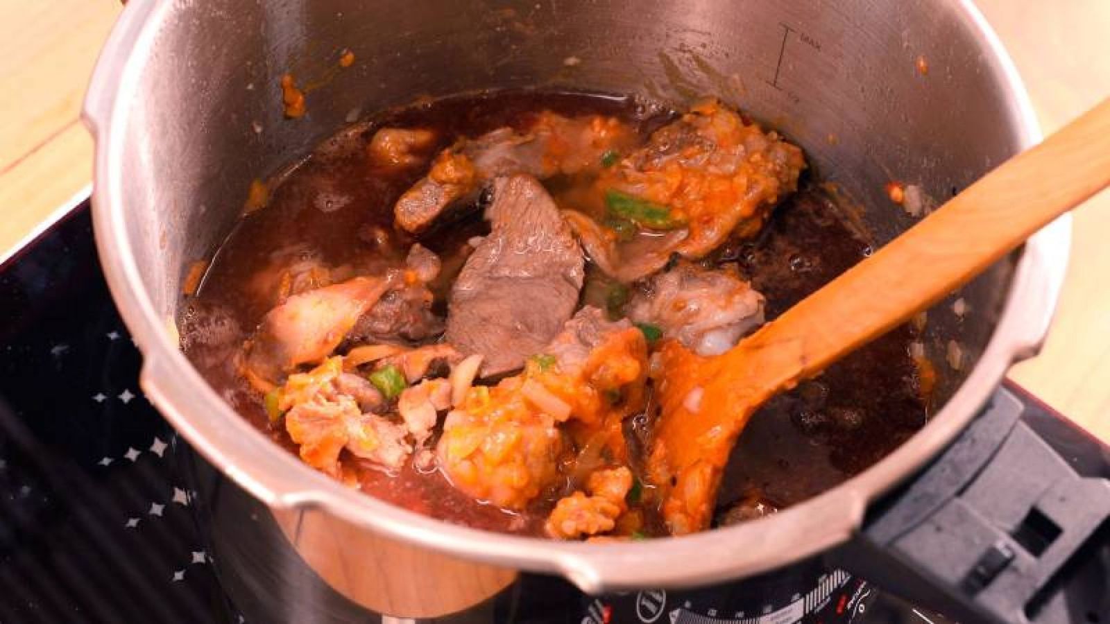 Intensifica el sabor del guiso añadiendo vino tinto y agua Intensifica el sabor del guiso añadiendo vino tinto y agua