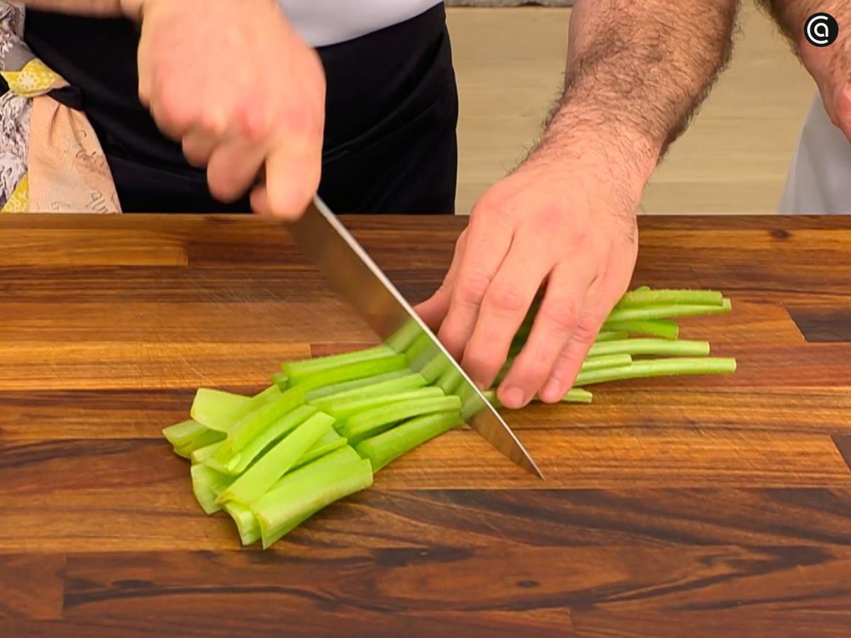 Trocea las borrajas y escáldalas un par de minutos