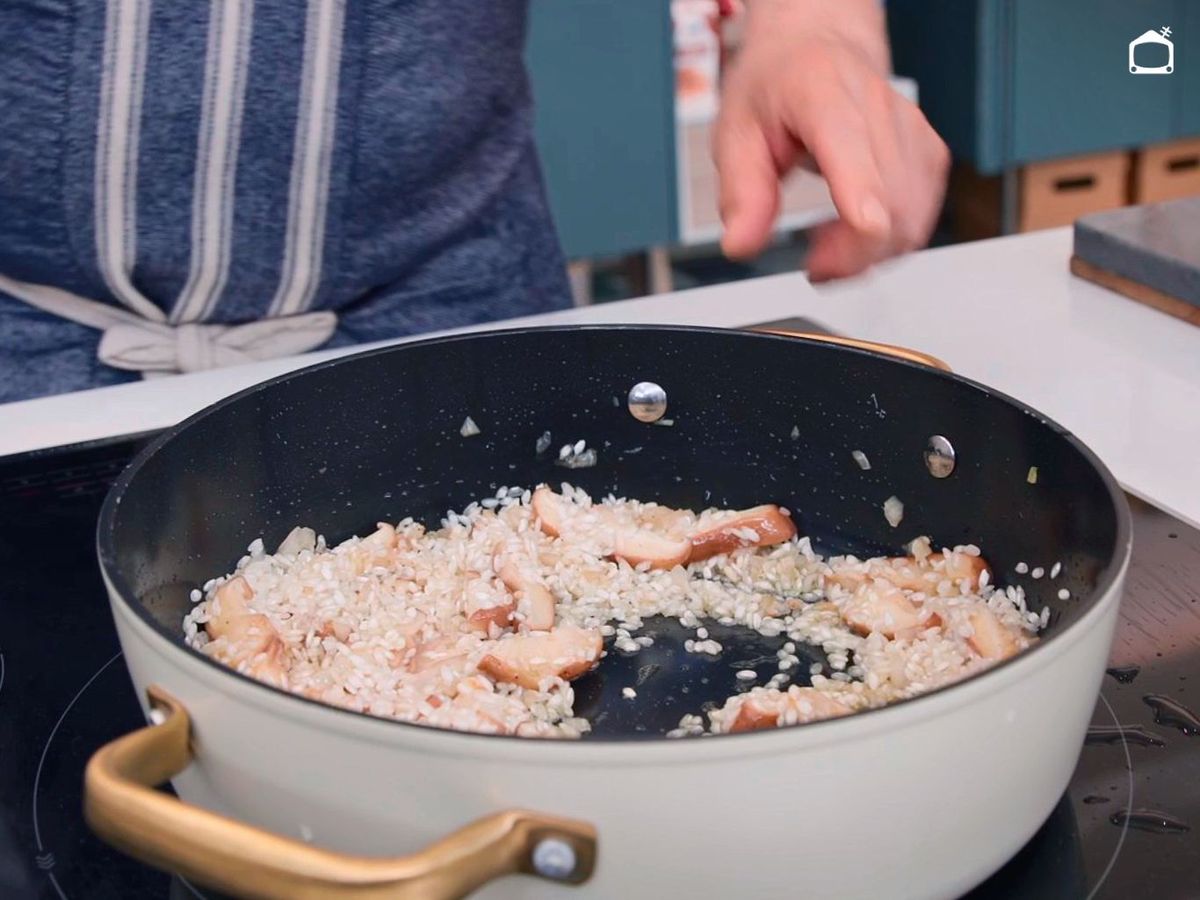 Nacara los granos de arroz para el risotto de ceps