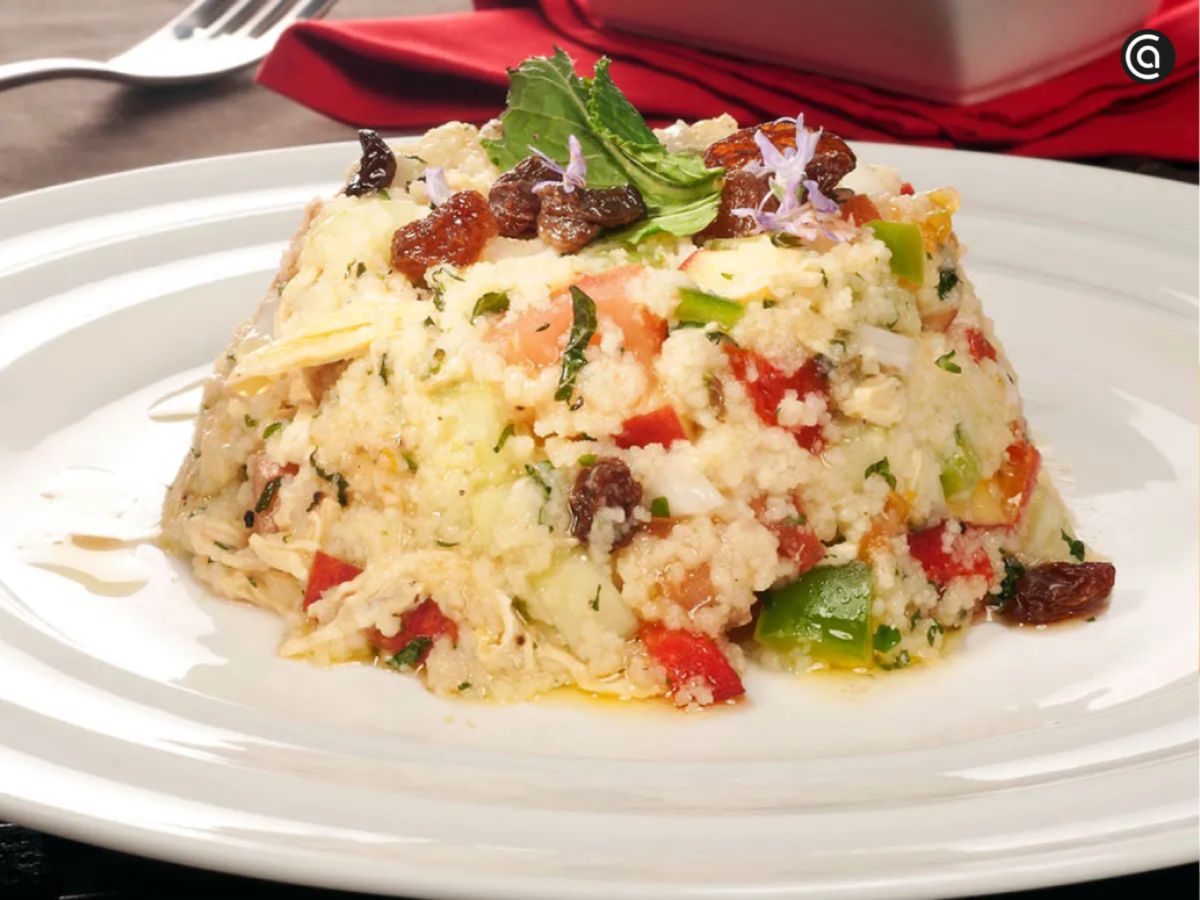 Una receta inspirada en la cocina árabe: ensalada fría de cuscús con pollo, manzana, tomate, pimientos, cebolleta, pepino, hierbabuena y perejil.