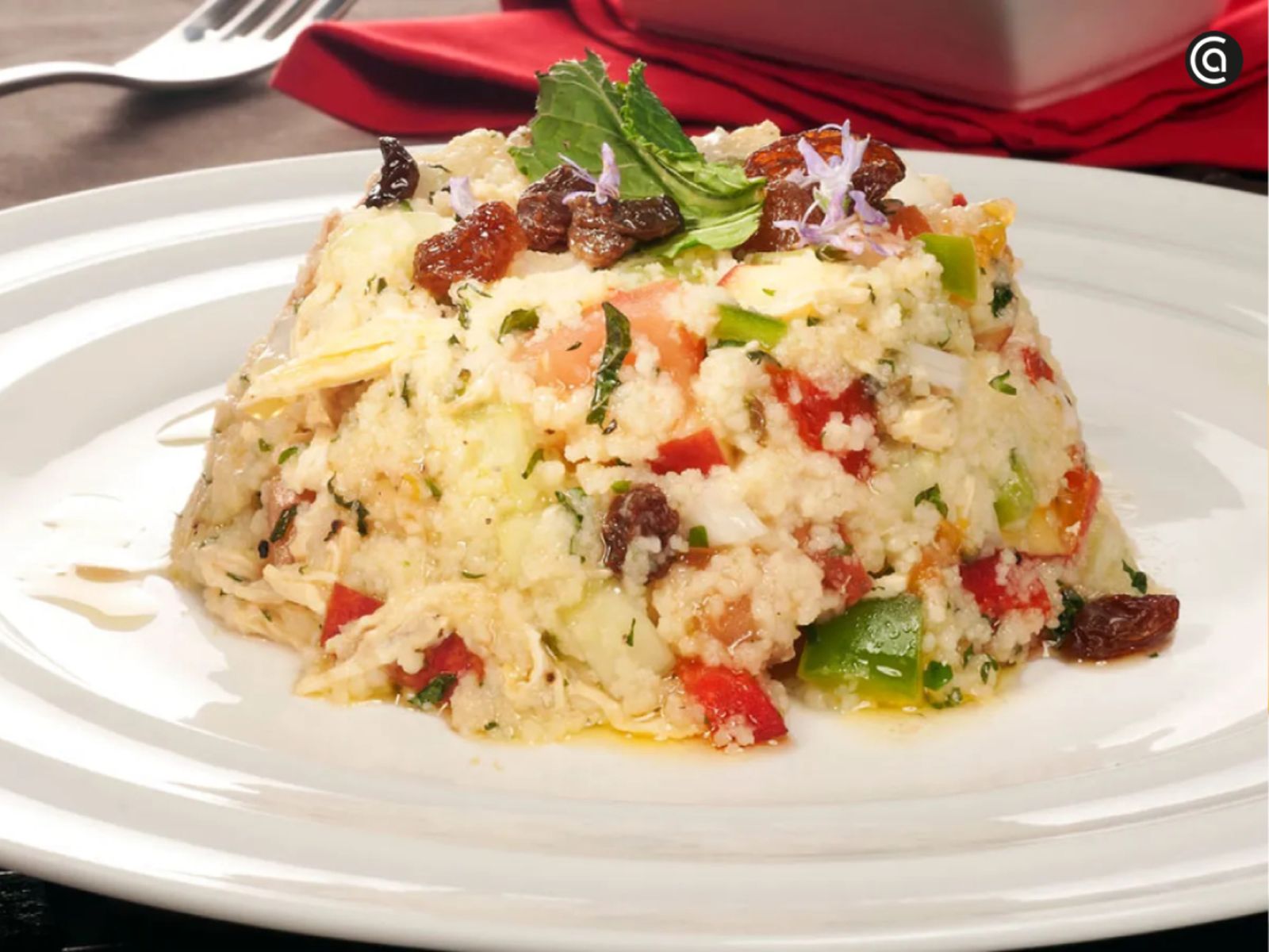 Una receta inspirada en la cocina árabe: ensalada fría de cuscús con pollo, manzana, tomate, pimientos, cebolleta, pepino, hierbabuena y perejil. Una receta inspirada en la cocina árabe: ensalada fría de cuscús con pollo, manzana, tomate, pimientos, cebolleta, pepino, hierbabuena y perejil.