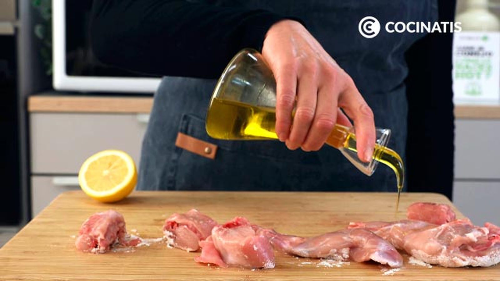 Añade un chorrito de aceite por la parte sin harina Receta de carne de conejo a la parrilla con limón paso 2