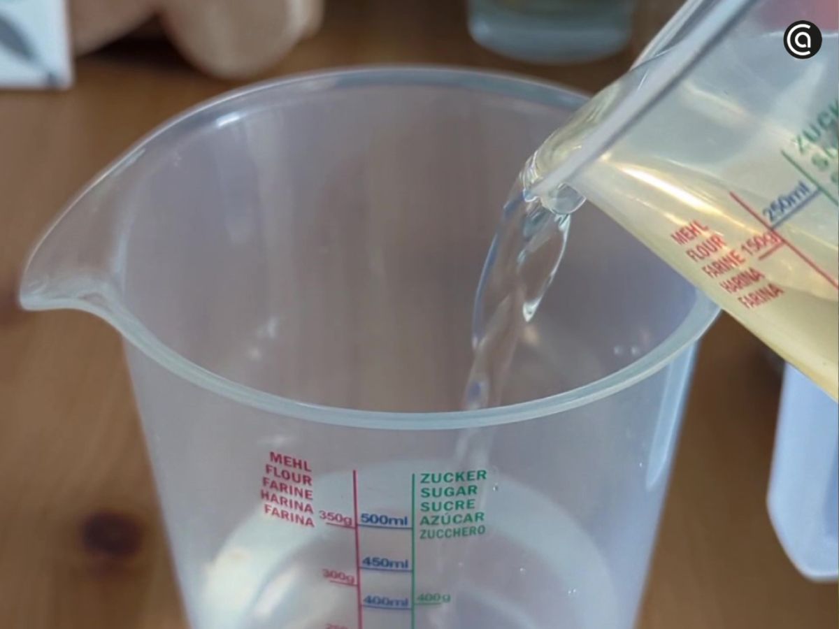 En una jarra se mezcla el vinagre con agua y sal, la base que dará sabor y conservará las guindillas.