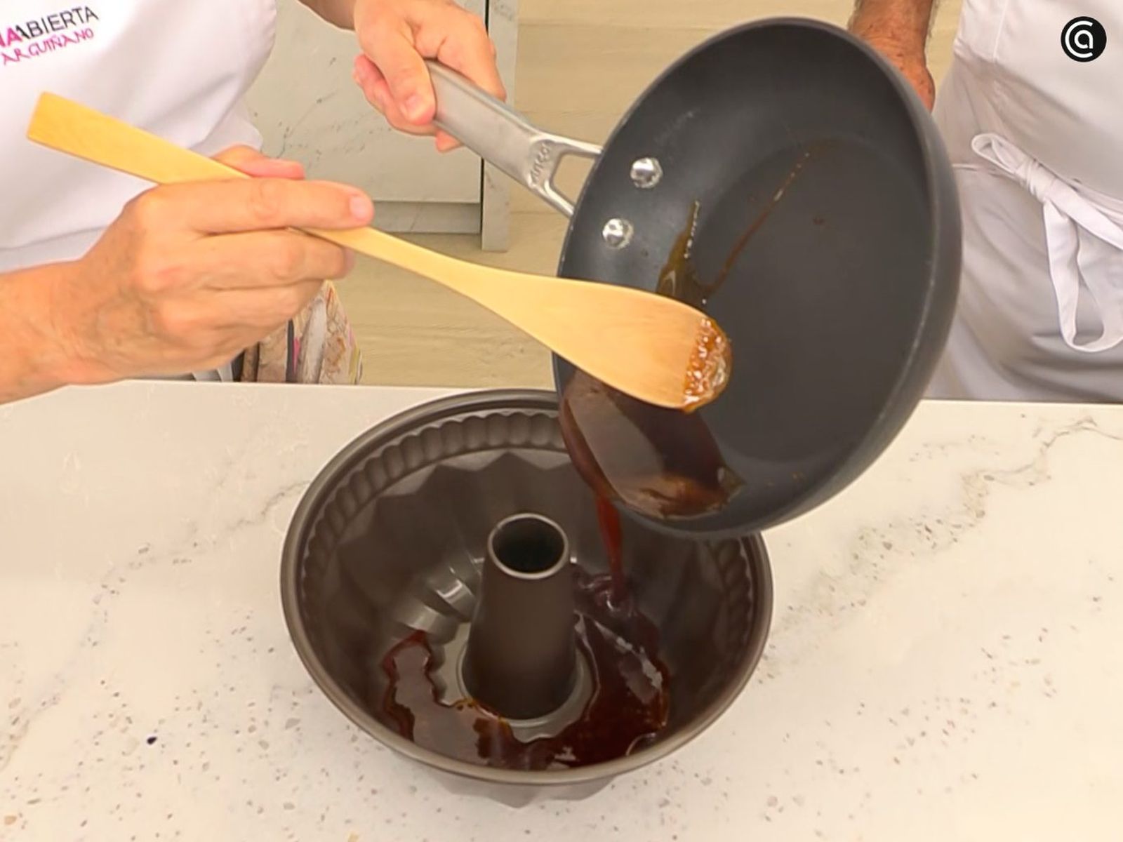Vierte el caramelo en el molde Vierte el caramelo en el molde
