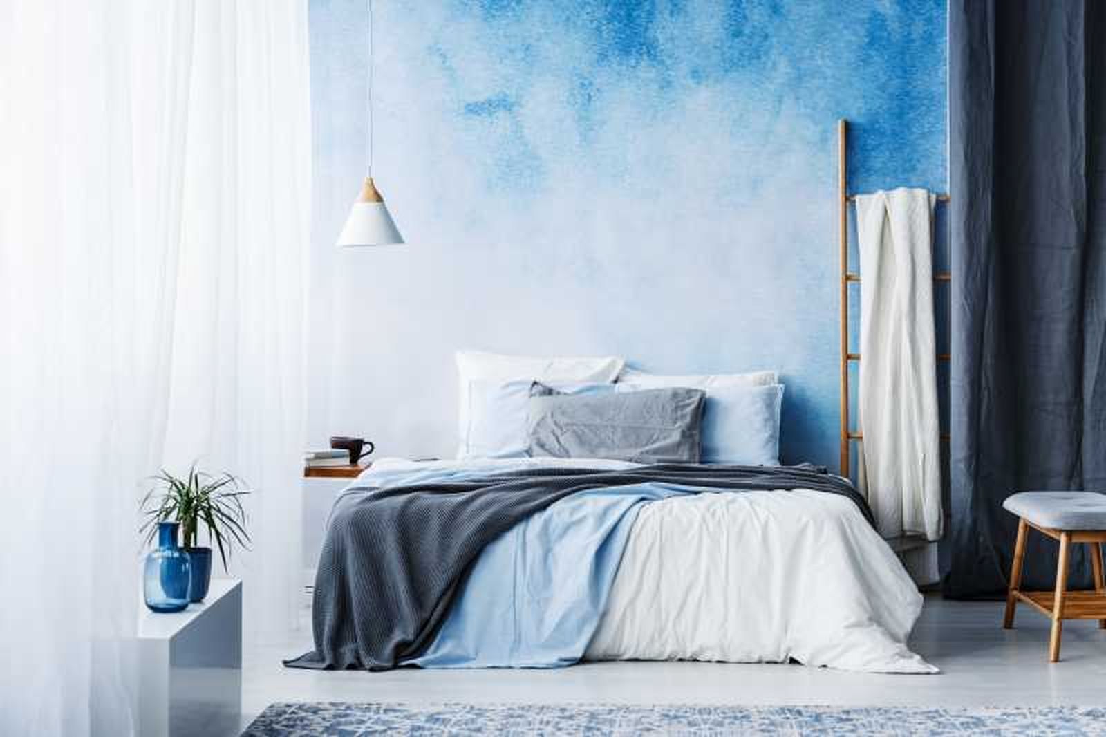 Pared decorada con efecto ombré.