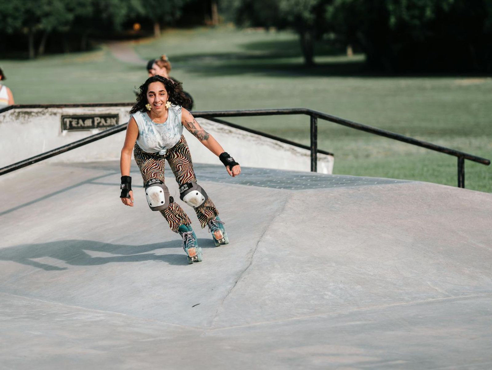 Las rodilleras pueden oler después de muchas jornadas de patinaje. Las rodilleras pueden oler después de muchas jornadas de patinaje.