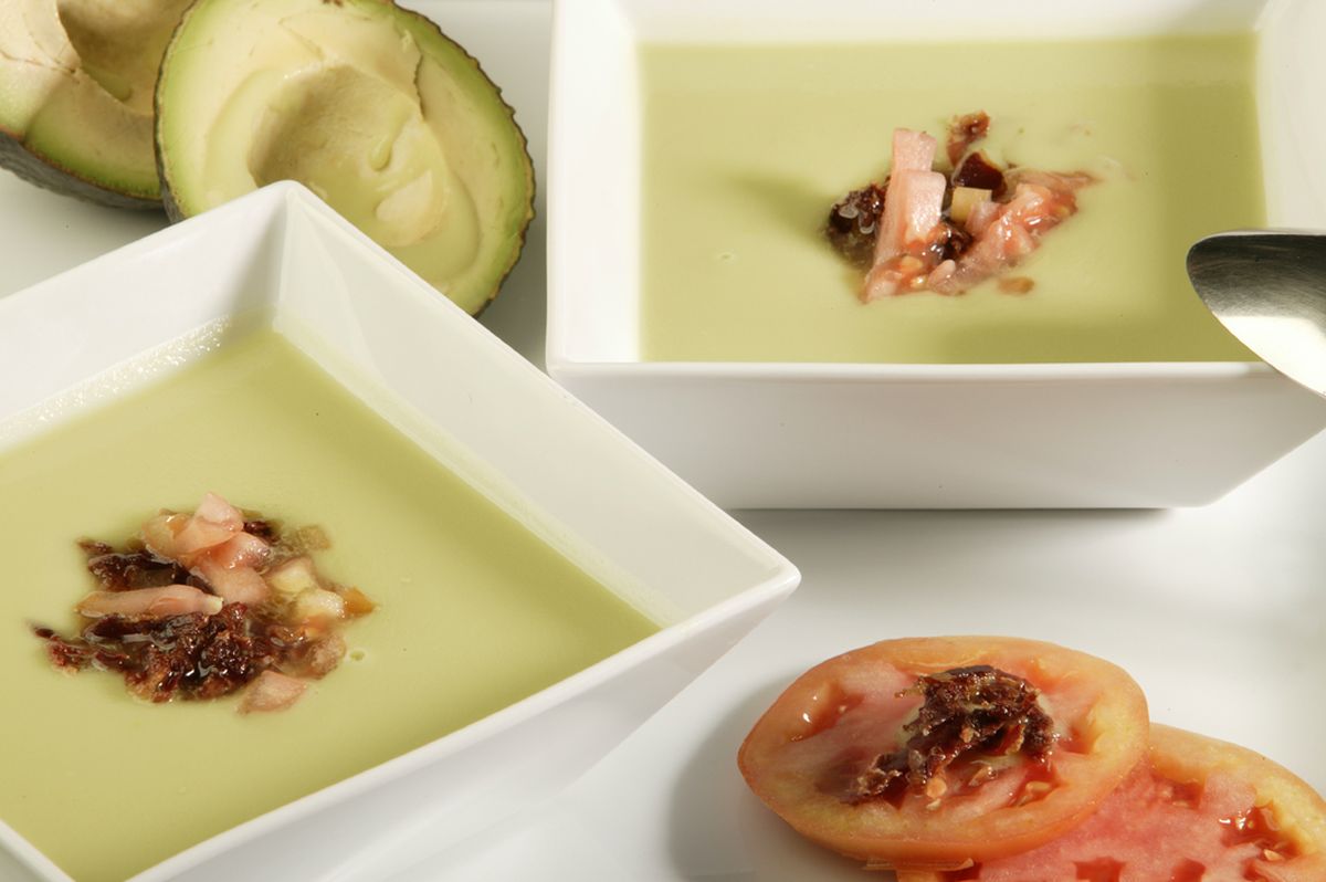 Sopa fría de aguacate con jamón