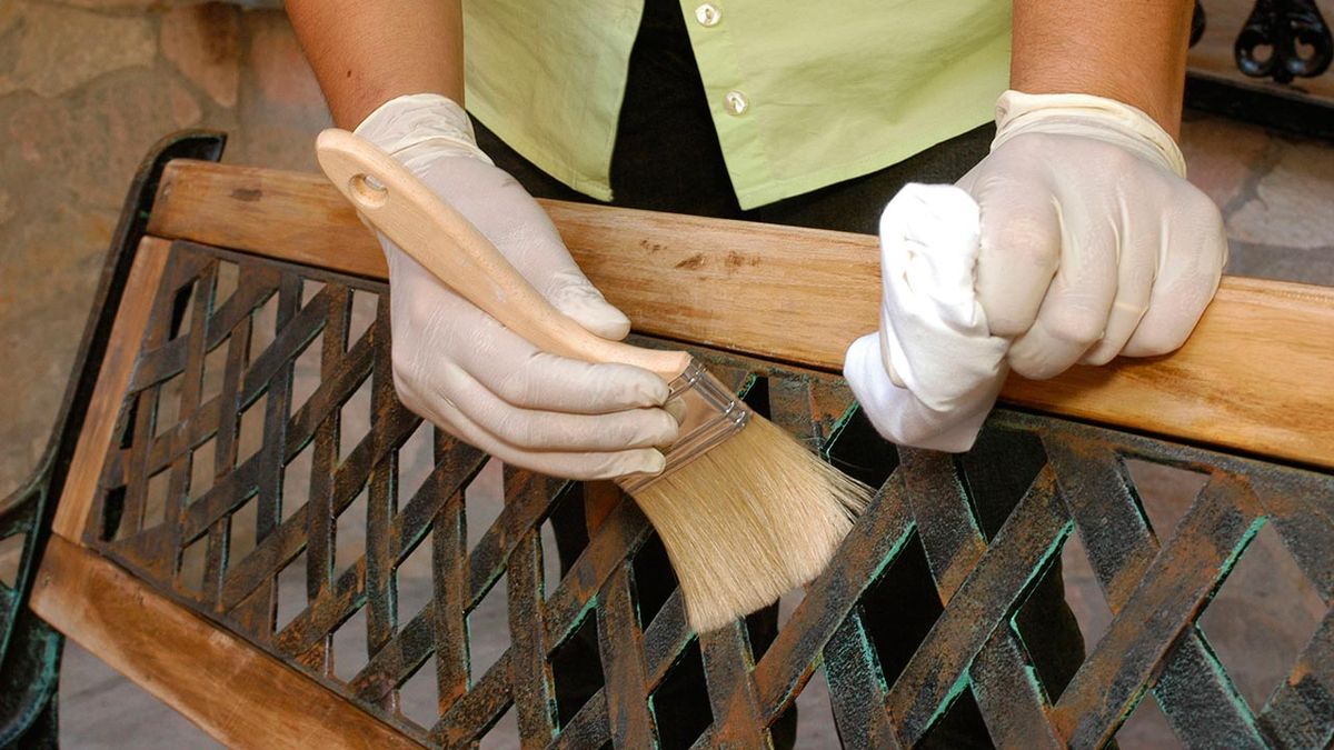 Mantenimiento de un banco de exterior paso 2